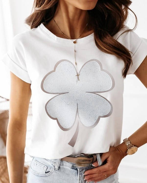 

Женская футболка украшенная камнями