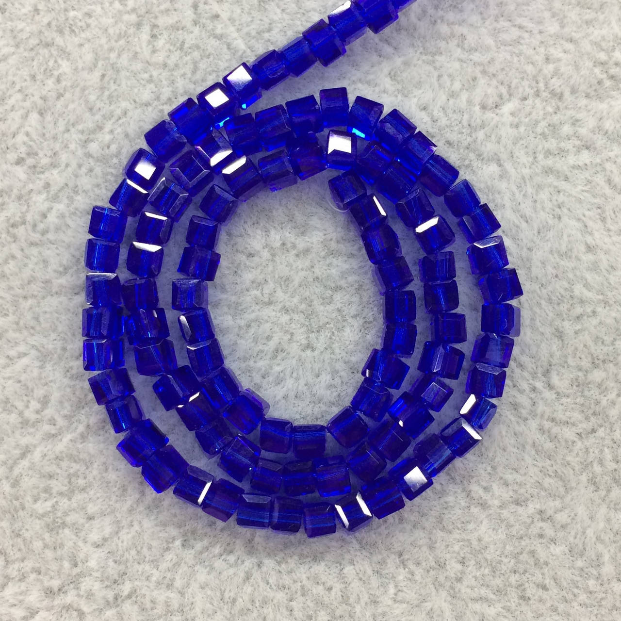 

Бусины на нитке Стекло кубики 3мм цвет синий (~100 бусин на нитке)