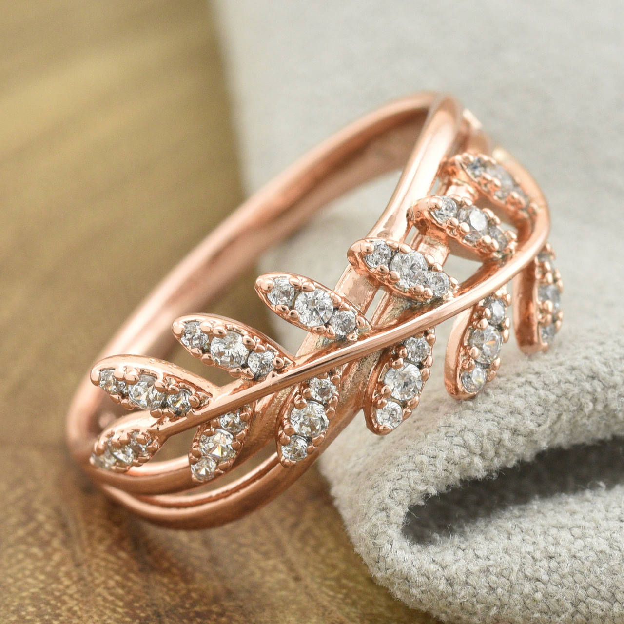 

Кольцо Xuping 35092 белые фианиты позолота РО размер 17