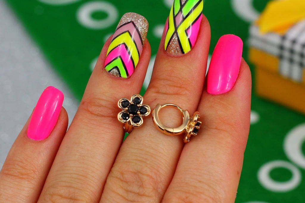 

Серьги детские Xuping Jewelry цветочки с черными камнями 9 мм золотистые