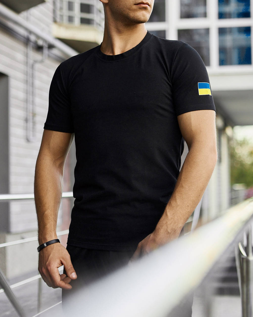 

Футболка мужская летняя базовая \ однотонная с флагом на плече Черный, L