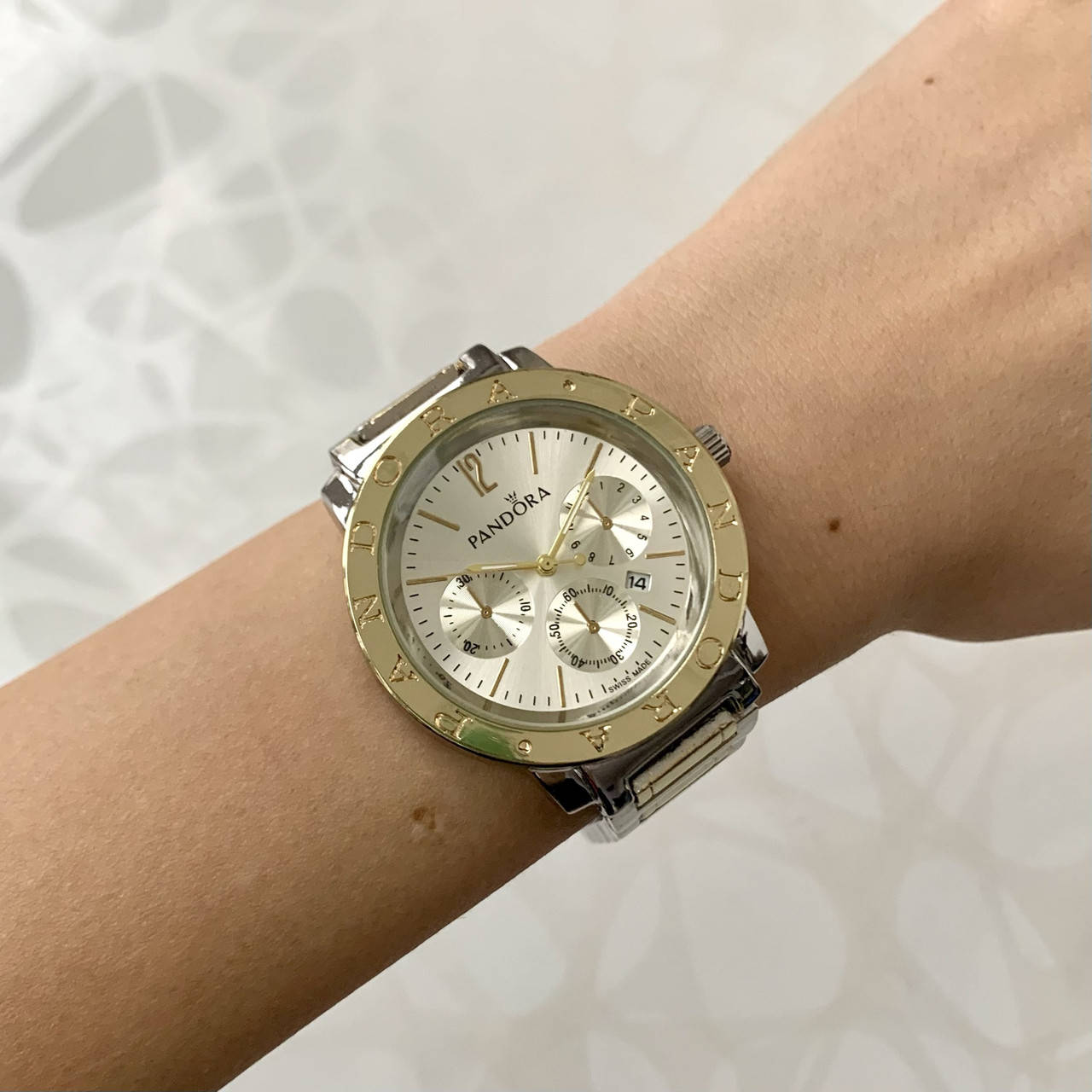 

Женские наручные часы металлические с датой серебристые с золотом