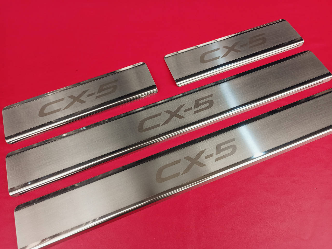 

Накладки на пороги для MAZDA CX-5 2012-2016