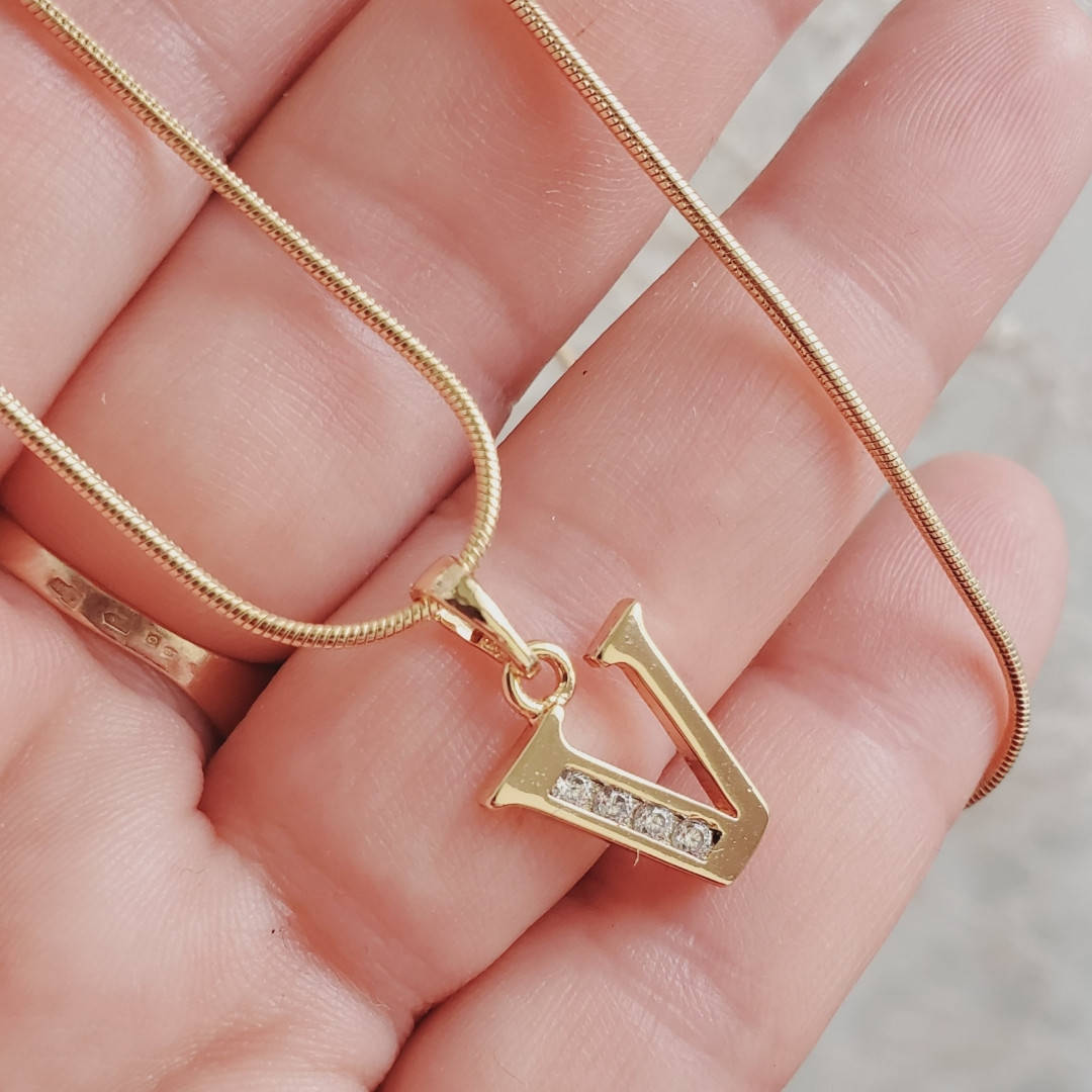 

Кулон буква V с цепочкой снейк 1мм 50см xuping медицинское золото позолота 18К 5313