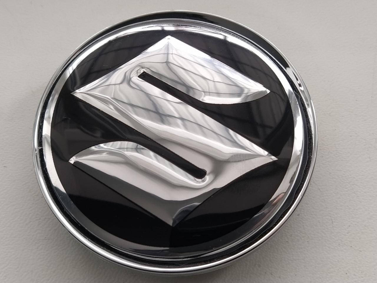 

Колпачки заглушки в литые диски Suzuki 63/58/8 мм. Черные Хром.основа