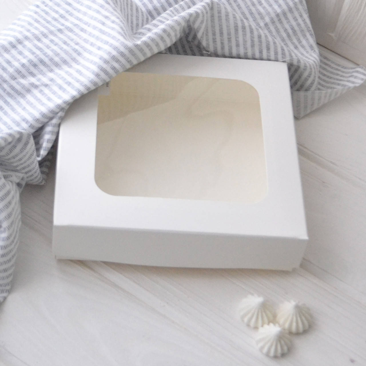 

Коробка для пряников 15х15х3,5 см. (с окошком белая), Белый