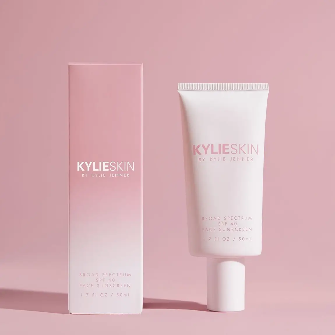 

СОЛНЦЕЗАЩИТНЫЙ КРЕМ ДЛЯ ЛИЦА ШИРОКОГО СПЕКТРА ДЕЙСТВИЯ / BROAD SPECTRUM SPF 40 FACE SUNSCREEN by Kylie Skin
