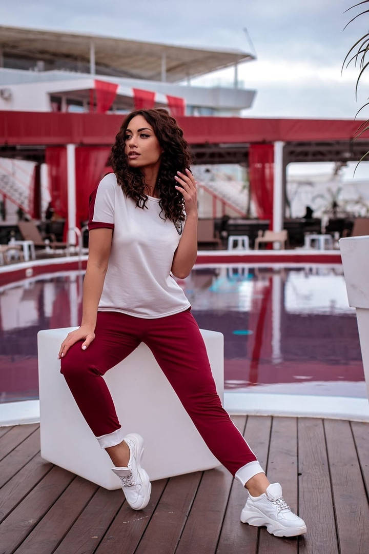 

Женский двухцветный спортивный костюм с футболкой размеры 48-50 52-54 бордо/молочный, Бордовый