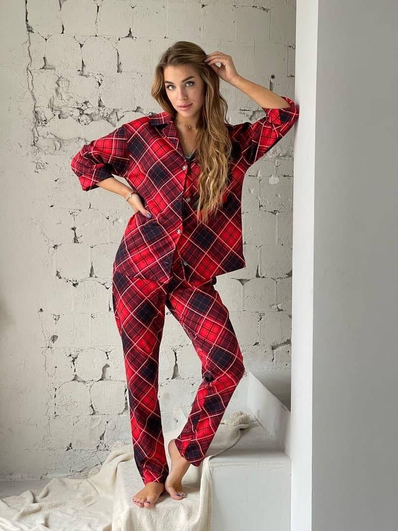 

Женская трикотажная красная пижама в клетку с рубашкой и брюками