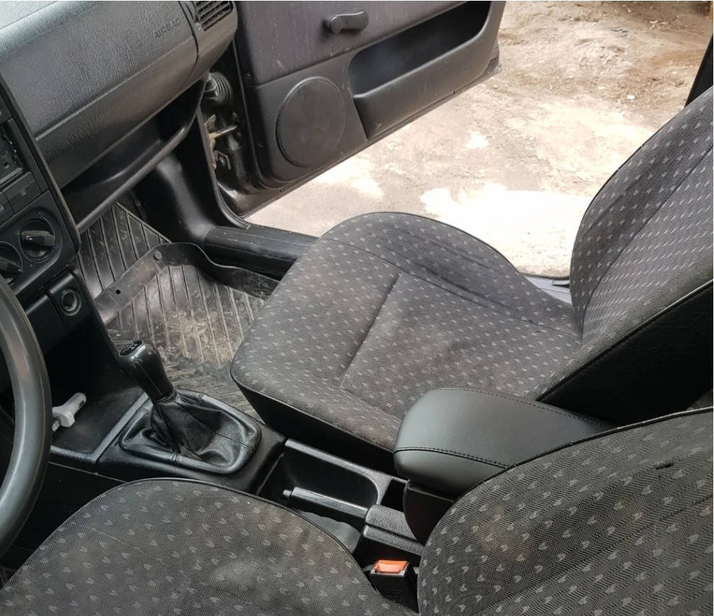 

Автомобильный подлокотник на Volkswagen Passat B3 B4 Vento