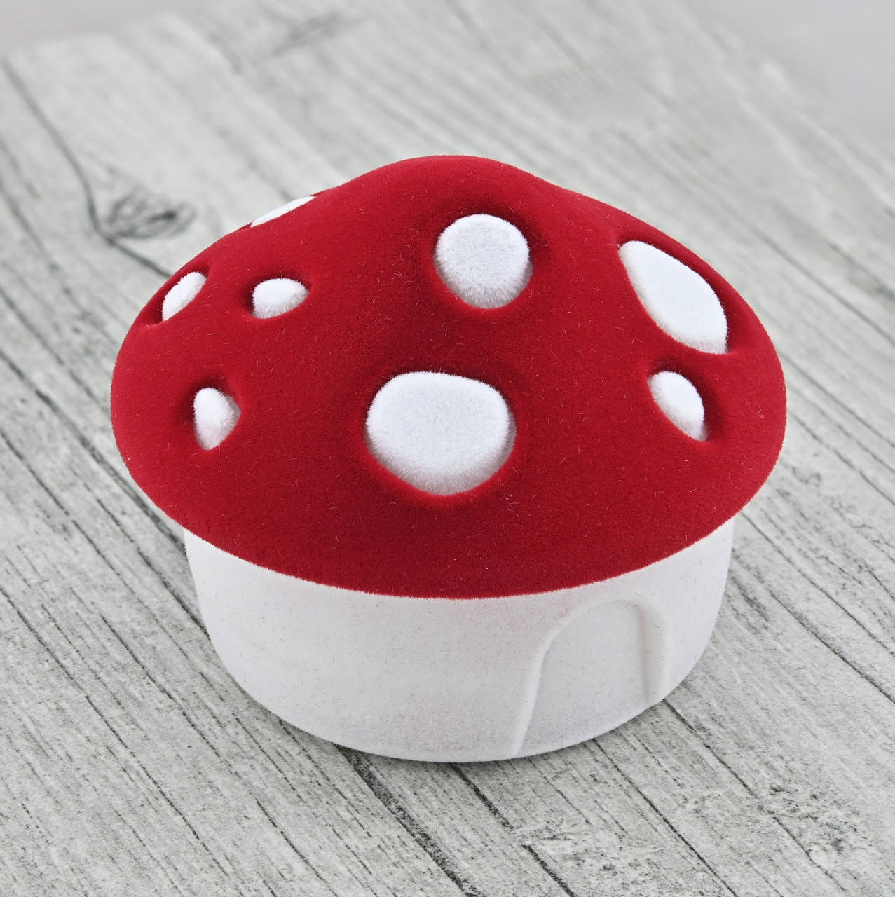 

Футляр Мухомор для кольца серег 33175 красный бархат размер 6.5х5 см