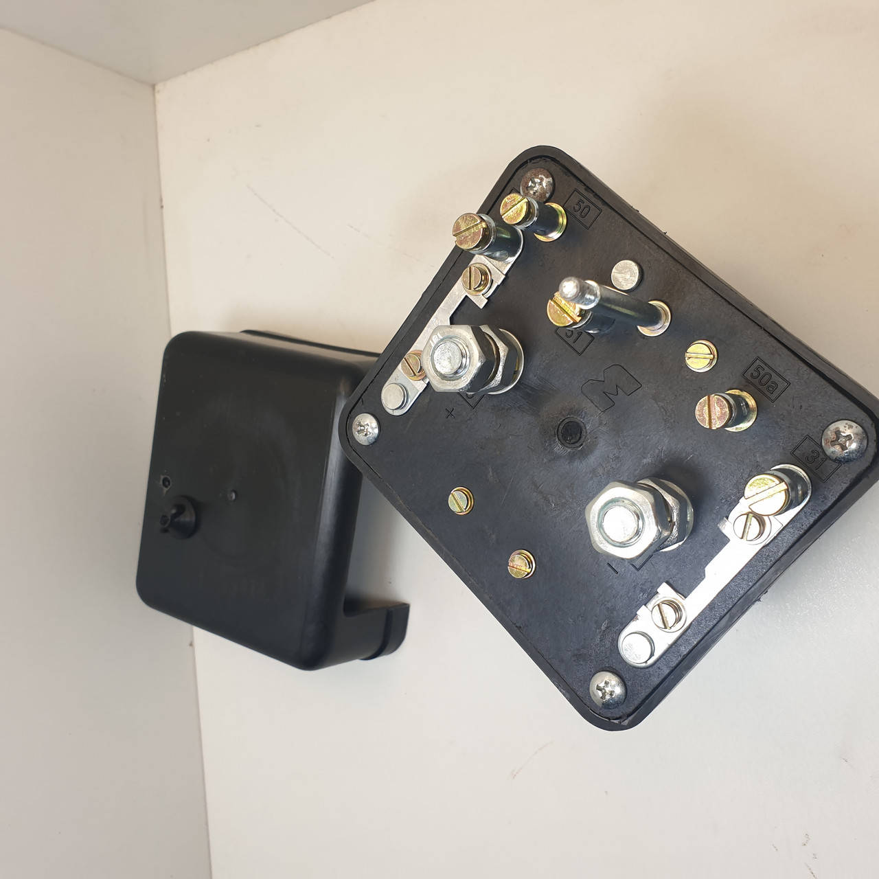 

Переключатель аккумуляторных батарей 12, 24V