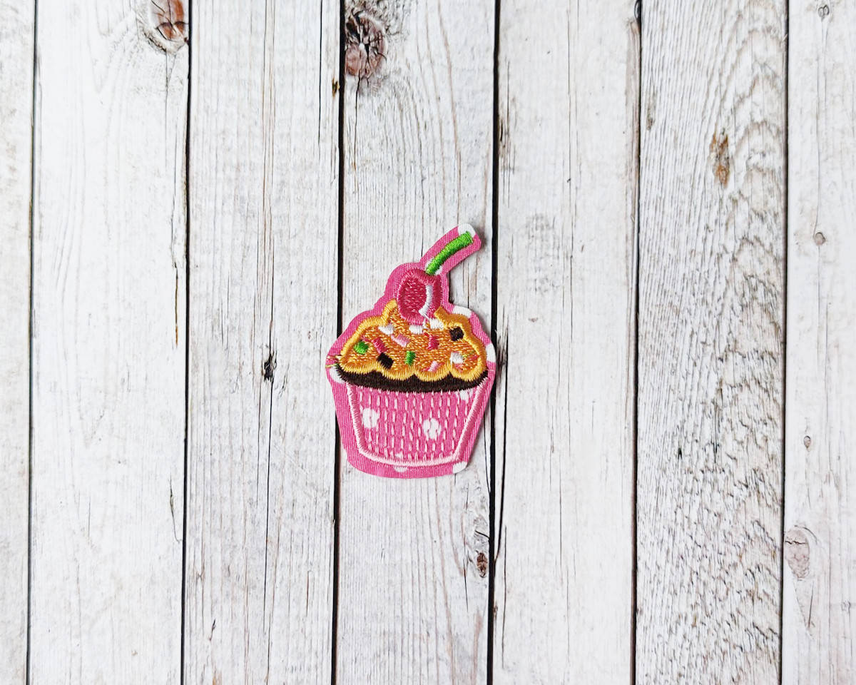 

Термоаппликация на одежду ′Капкейк с вишенкой′ 6*4 см. 1 шт, Розовый