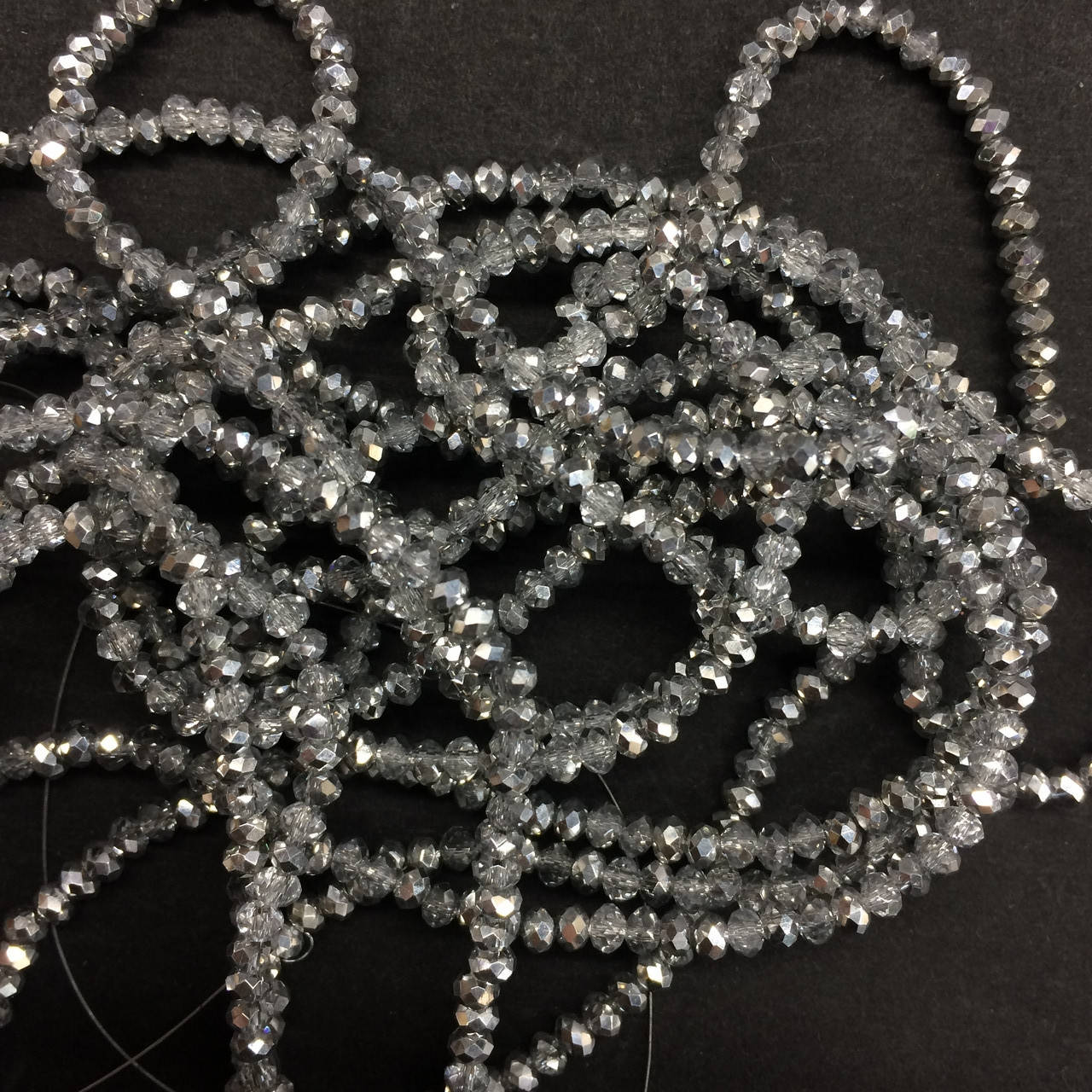 

Бусины на нитке Стекло рондель d=2мм серый+серебро (~190 бусин на на нитке)