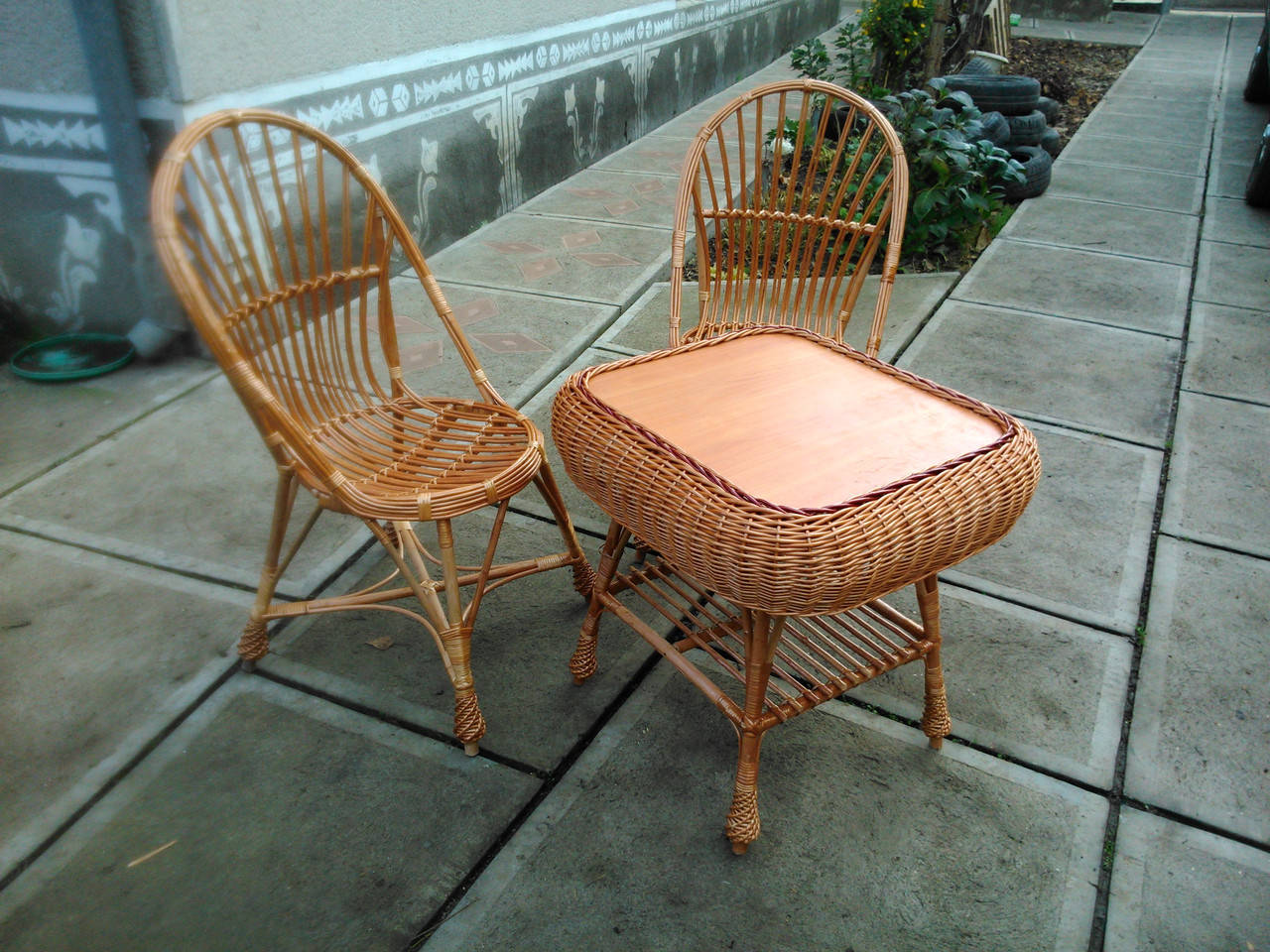 

2 кресла "Яйца" + квадратный столик "Гриб"