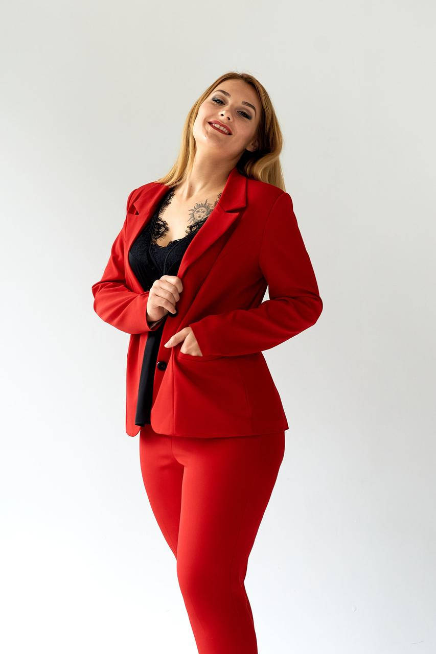

Красный женский пиджак прямого силуэта на подкладке, большие размеры 48, 50, 52, 54