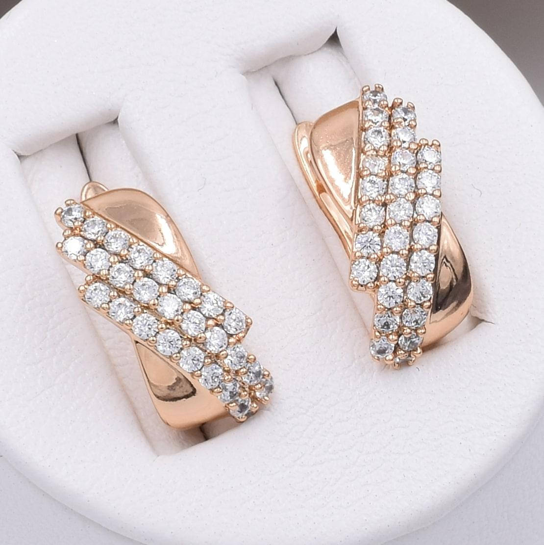 

Серьги Xuping 30405 размер 16х8 мм белые фианиты вес 3.0 г позолота 18К