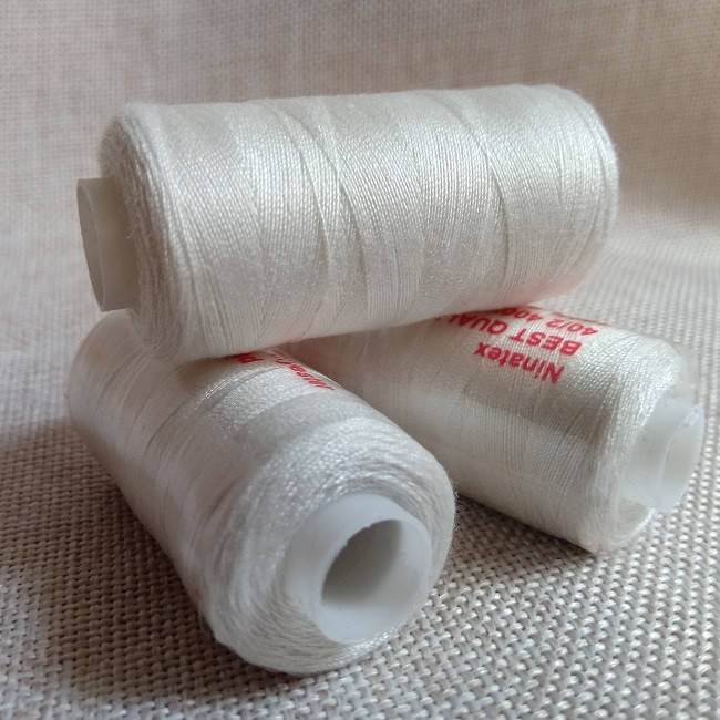 

Нить швейная Ninatex, 40/2 400 ярдов, жемчужный белый 526.