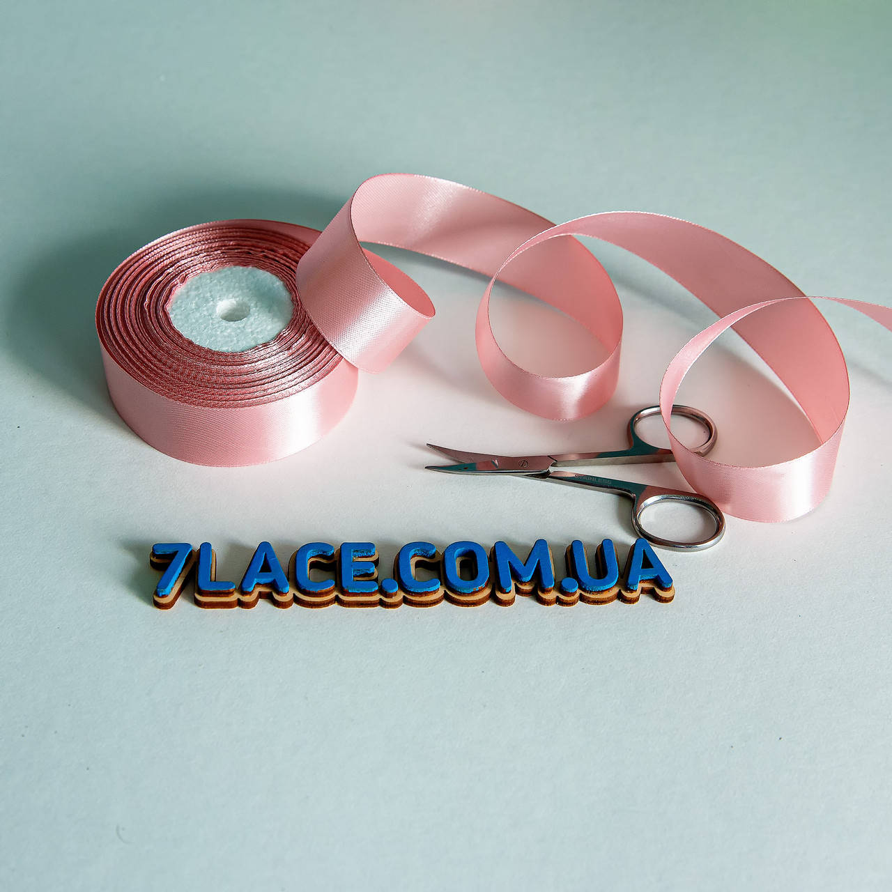 

Лента атласная однотонная / цвет ПУДРА / ширина 2,5 см / бобина 23 м