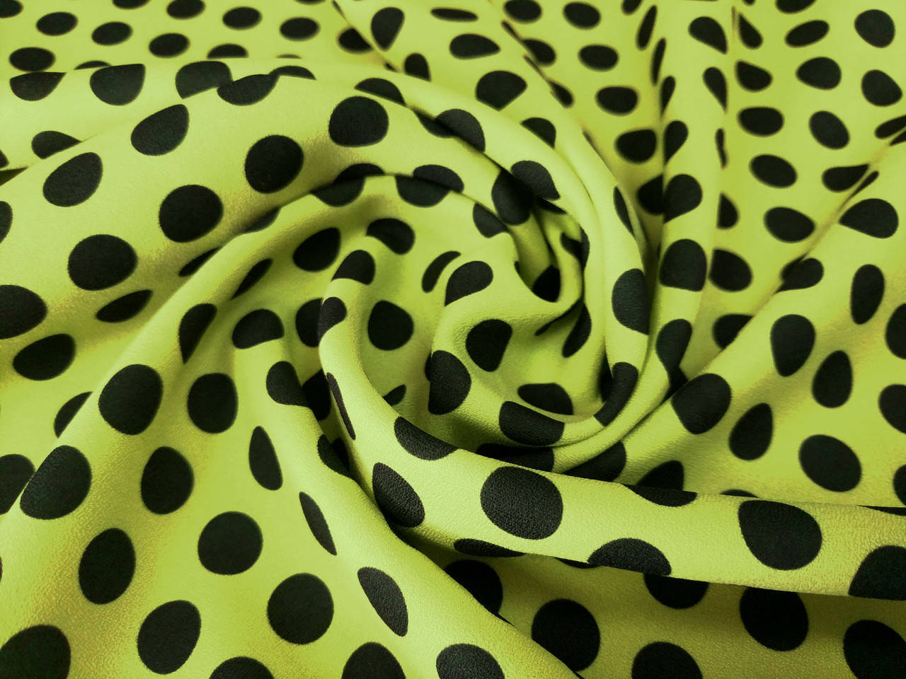 

Креп горошки черные, салатовый