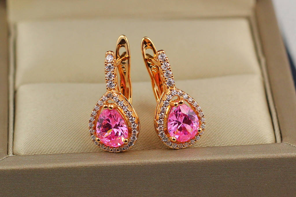 

Серьги Xuping Jewelry розовая капля в ободке из камешков 2 см золотистые