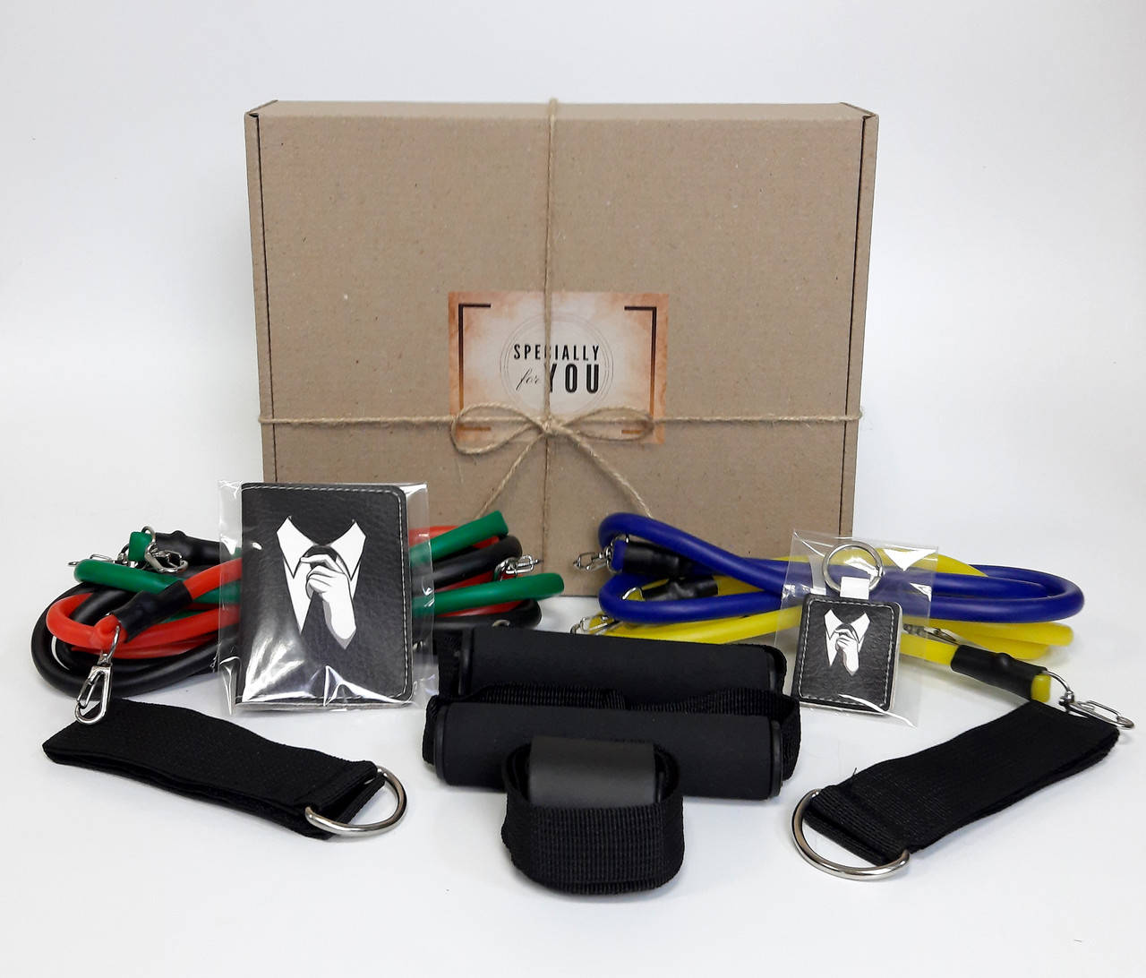 

Подарок для мужчины "Сильный и стильный": картхолдер, брелок и набор трубчатых эспандеров