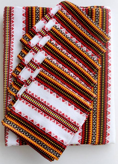 

Набор вышитый скатерть и салфетки в украинском стиле