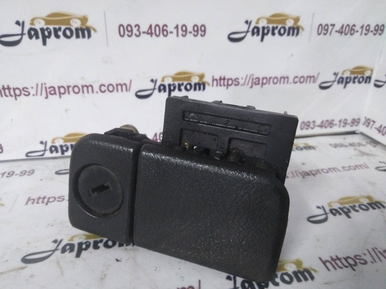 

Ручка (механизм) открытия бардачка Mazda 626 GF 323 BJ Premacy 1997-2000г.в.