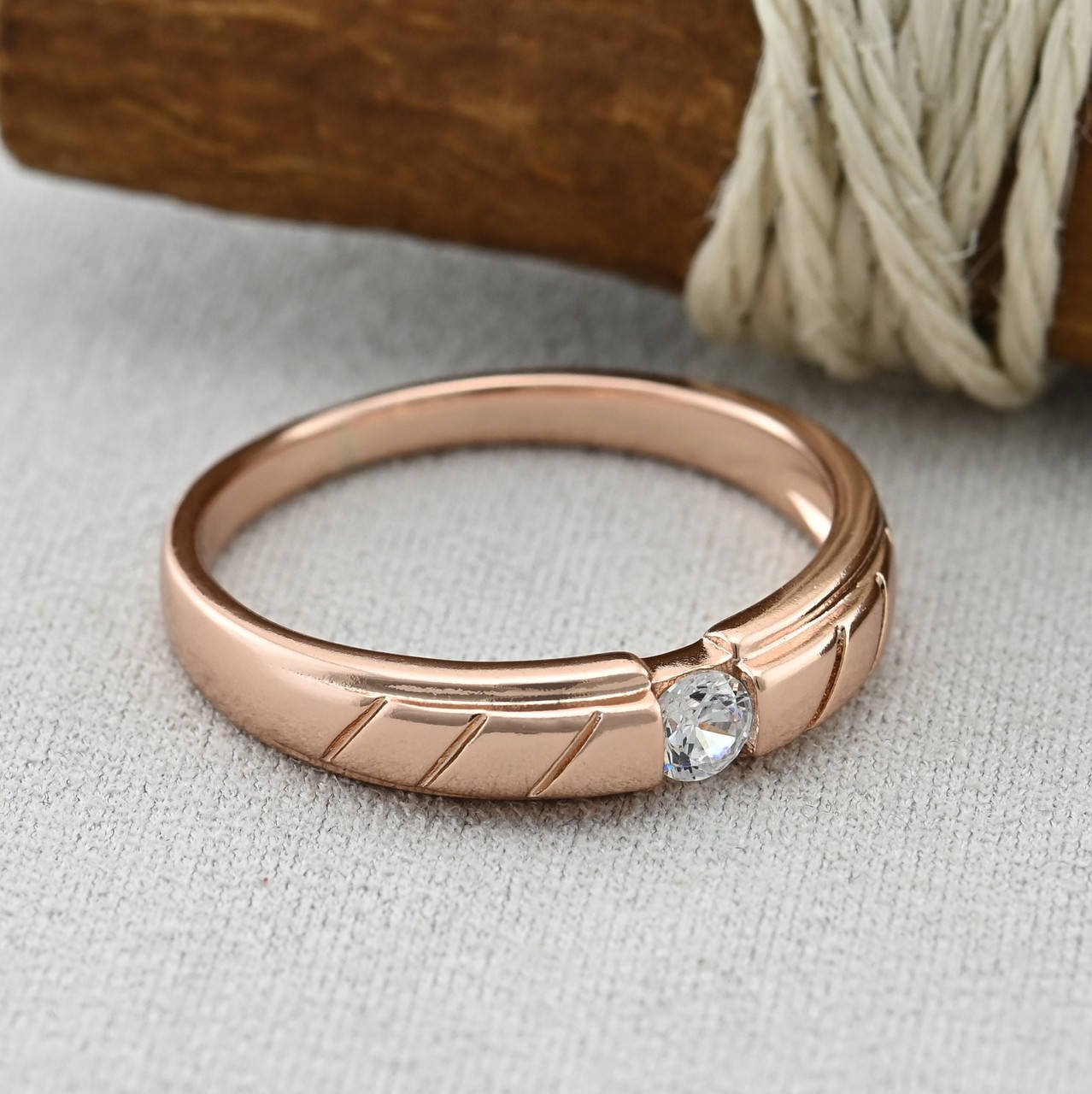 

Кольцо Xuping 32925 белые фианиты позолота РО размер 20