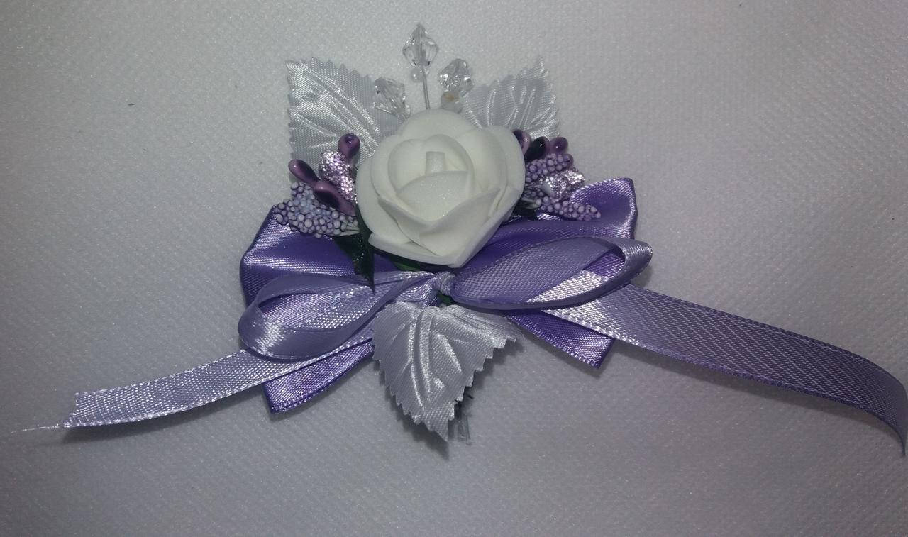 

Свадебная декоративная бутоньерка "Праздничная" (сиреневая)