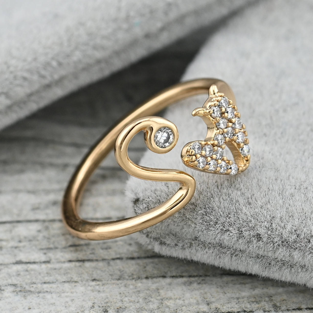 

Кольцо Кошка 36415 ширина 9 мм белые фианиты позолота 18К размер 16-17