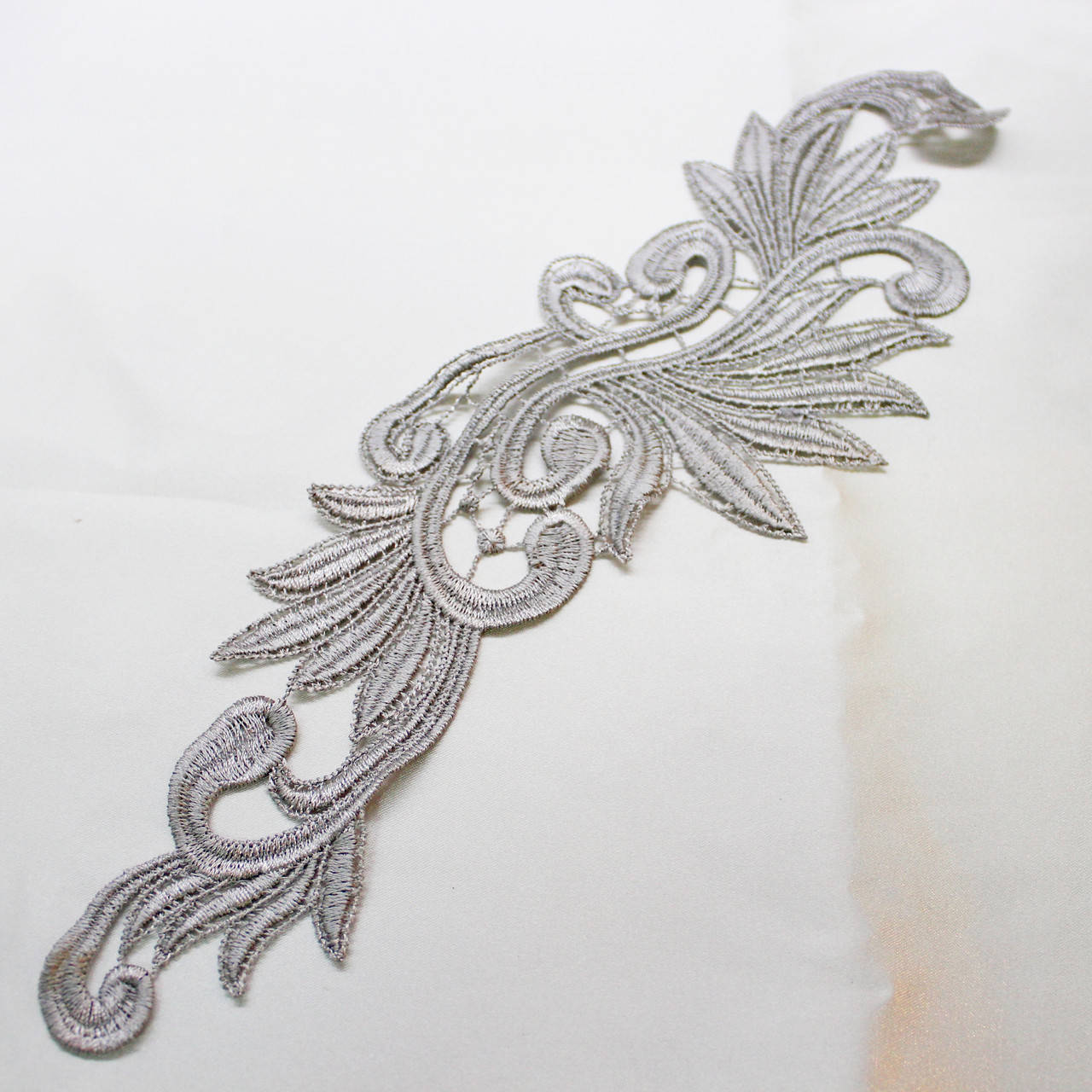 

Кружевной фрагмент 28х9см.Цвет-серый.Цена за 1шт