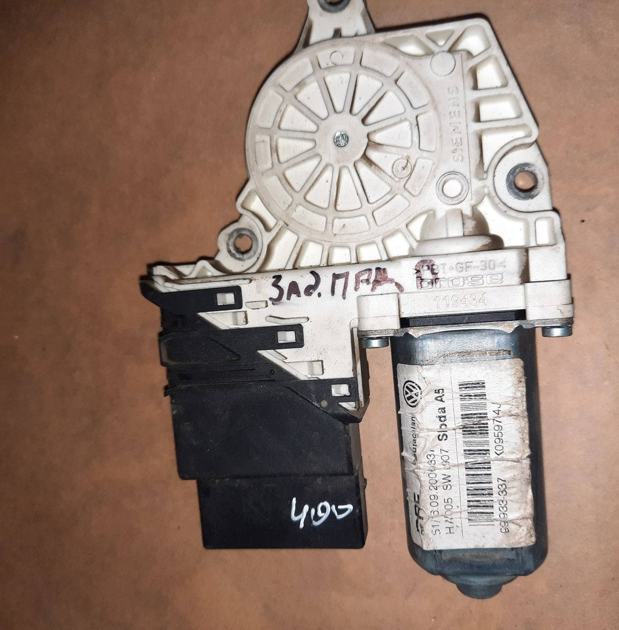 

Моторчик стеклоподъёмника задний правый Octavia A5 1K0959704J