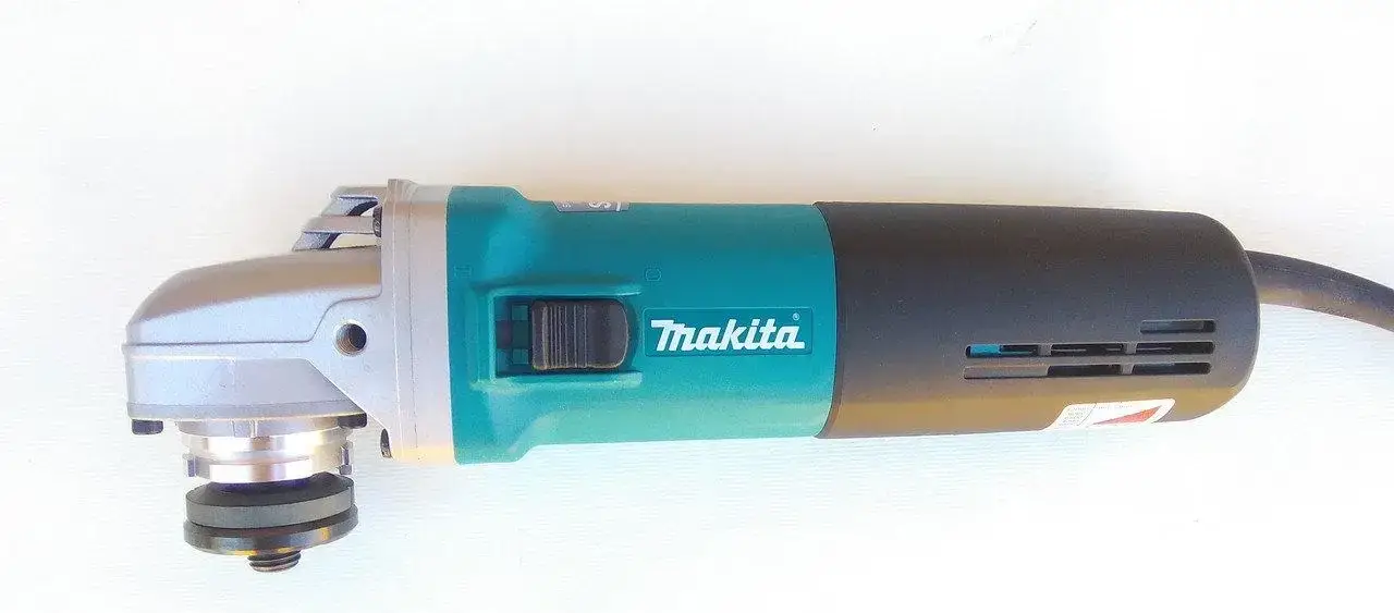 

Угловая шлифмашинка (болгарка) Makita 9565CVR(1014841500)