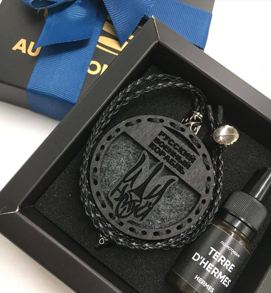 

Ароматизатор в машину из натурального дерева "Русский военный корабль" в подарочной коробке