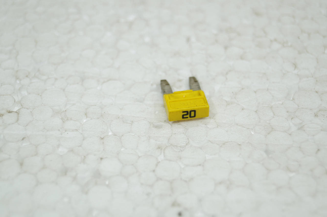 

Предохранитель 20А mini. 7703297156. Б.У