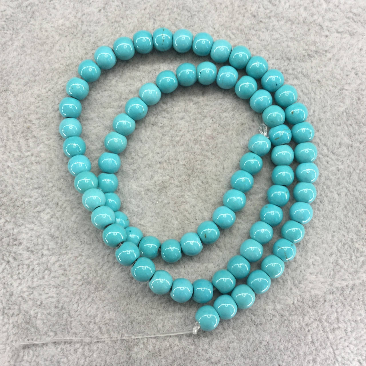 

Бусины на нитке Бирюза (им. из говлита) гладкий шарик d=6мм