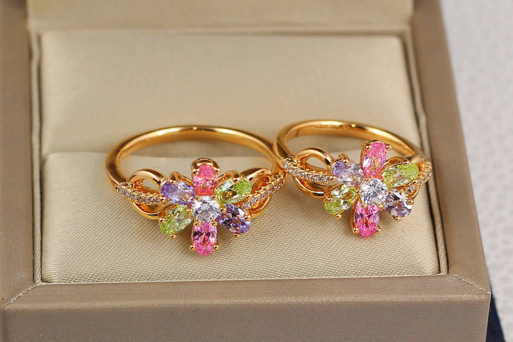

Кольцо Xuping Jewelry цветок разноцветными камнями р 18 золотистое