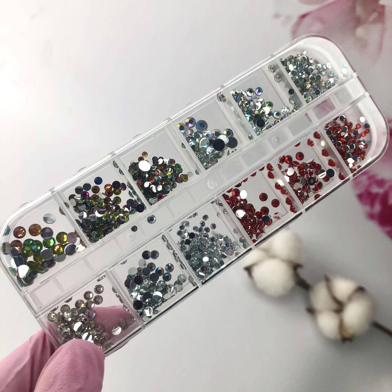 

Стразы в контейнере, 4 цвета разных размеров, Разные цвета