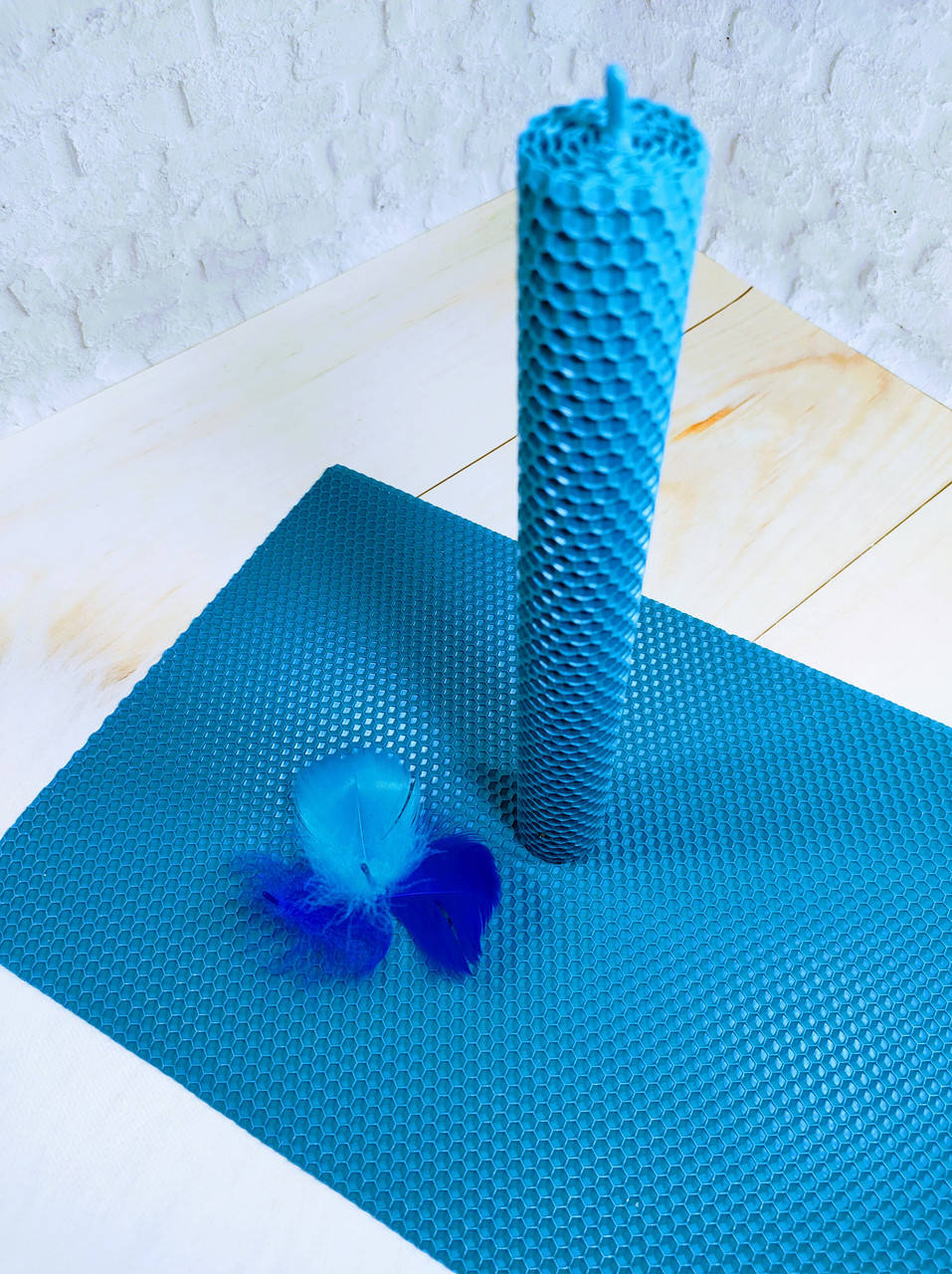 

Свеча ручной работы из вощины 26х3 см, Синий