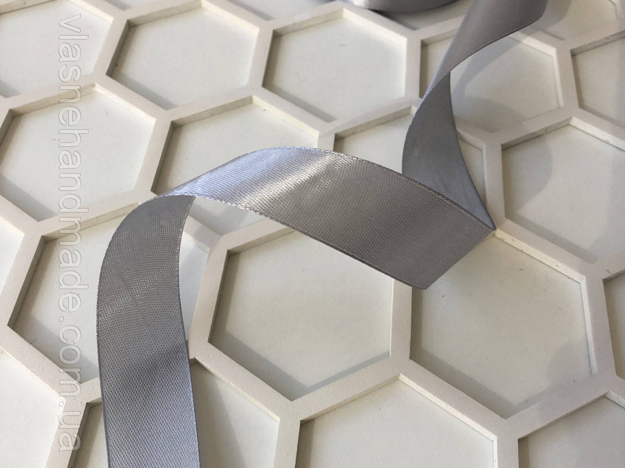 

Стрічка атласна - одностороння - сіра - 2.5 см .