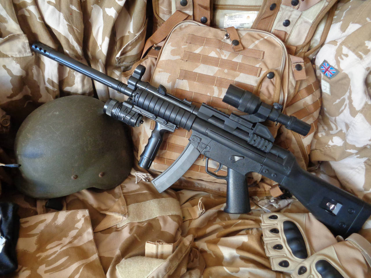 

Автомат игрушечный MP5 на пластиковых шариках с тактическим обвесом лазером и фонариком