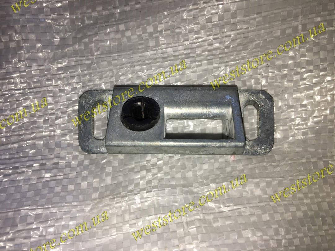

Планка замка багажника Заз 1105,Дана нижняя втулка пластик