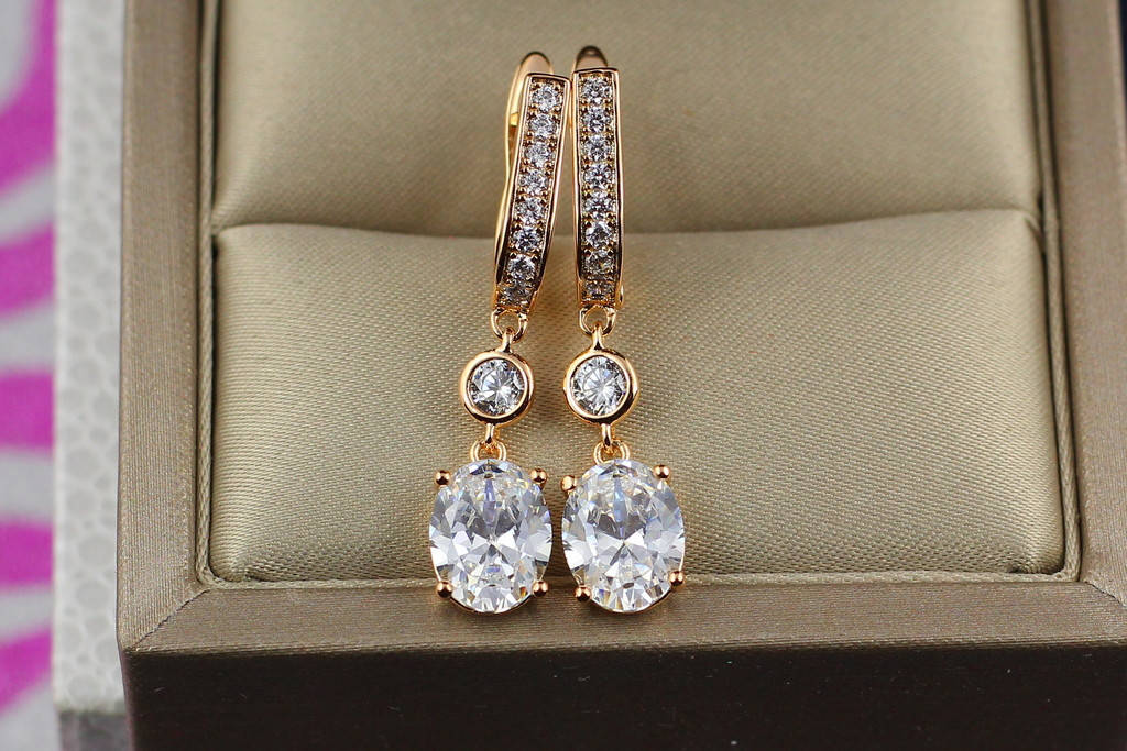

Серьги подвески Xuping Jewelry с белыми овальными камнями 3,2 см золотистые