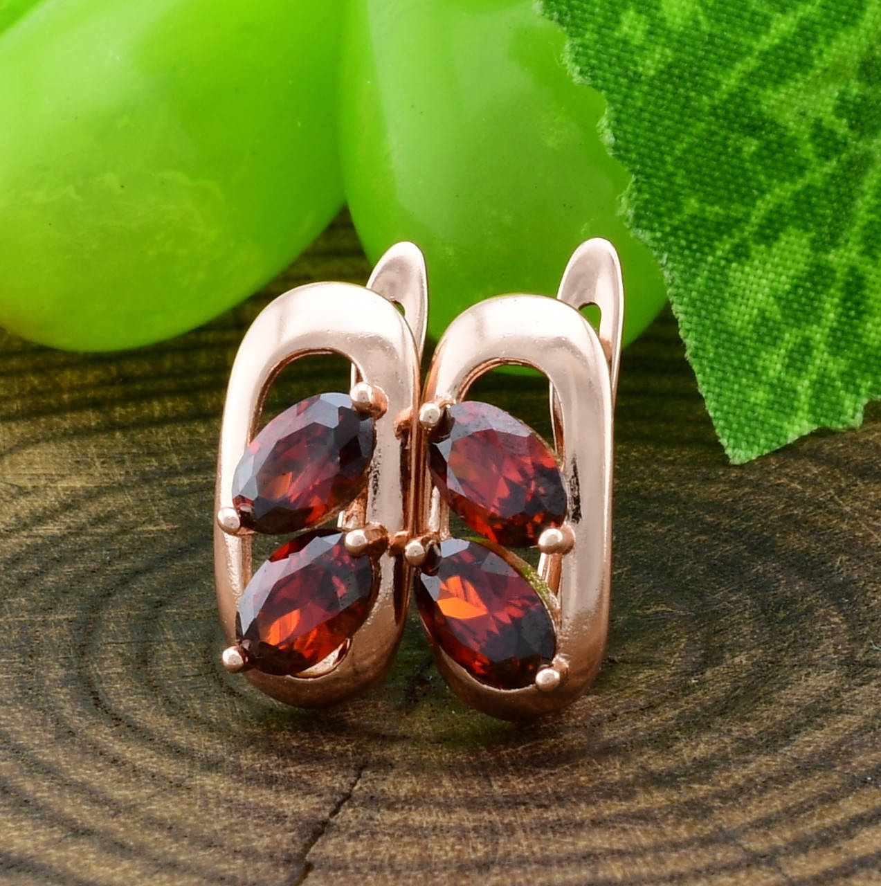 

Серьги Xuping Милано 21000 размер 15х7 мм красные фианиты позолота РО