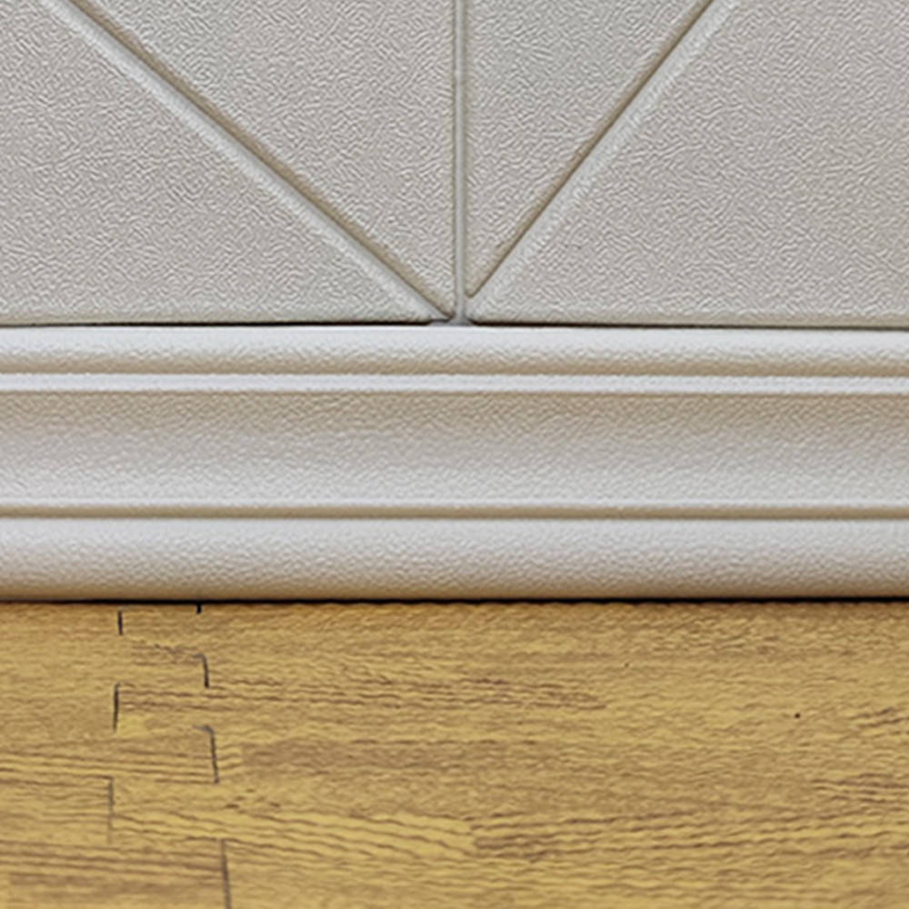 

Пластиковый гибкий Белый плинтус (самоклеющийся настенный напольный для 3Д панелей рулонный ПВХ) 240*8 см