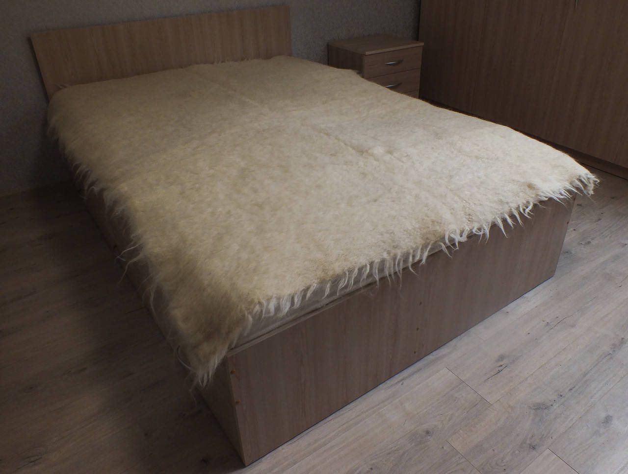 

Лижник из овечьей шерсти натуральный плед одеяло ручной работы Модель "Молоко", Белый