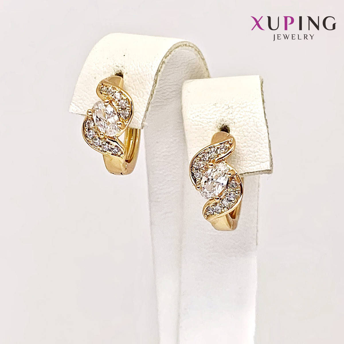 

Серьги Xuping, размер 13х7 мм, белые фианиты (куб. цирконий), вес 2 г, позолота 18K, ХР01221 (1)