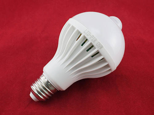 

Лампа светодиодная с датчиком движения E27, 24 LED 9Вт