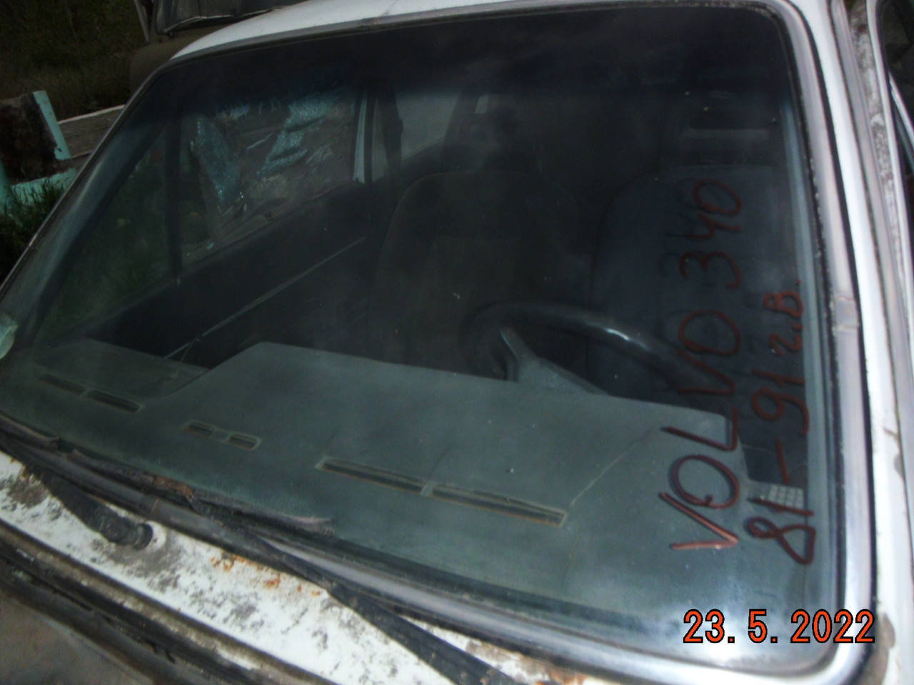 

На VOLVO 340 - 360 лобовое стекло нормальное с уплотнителем 76 - 92 г. в.